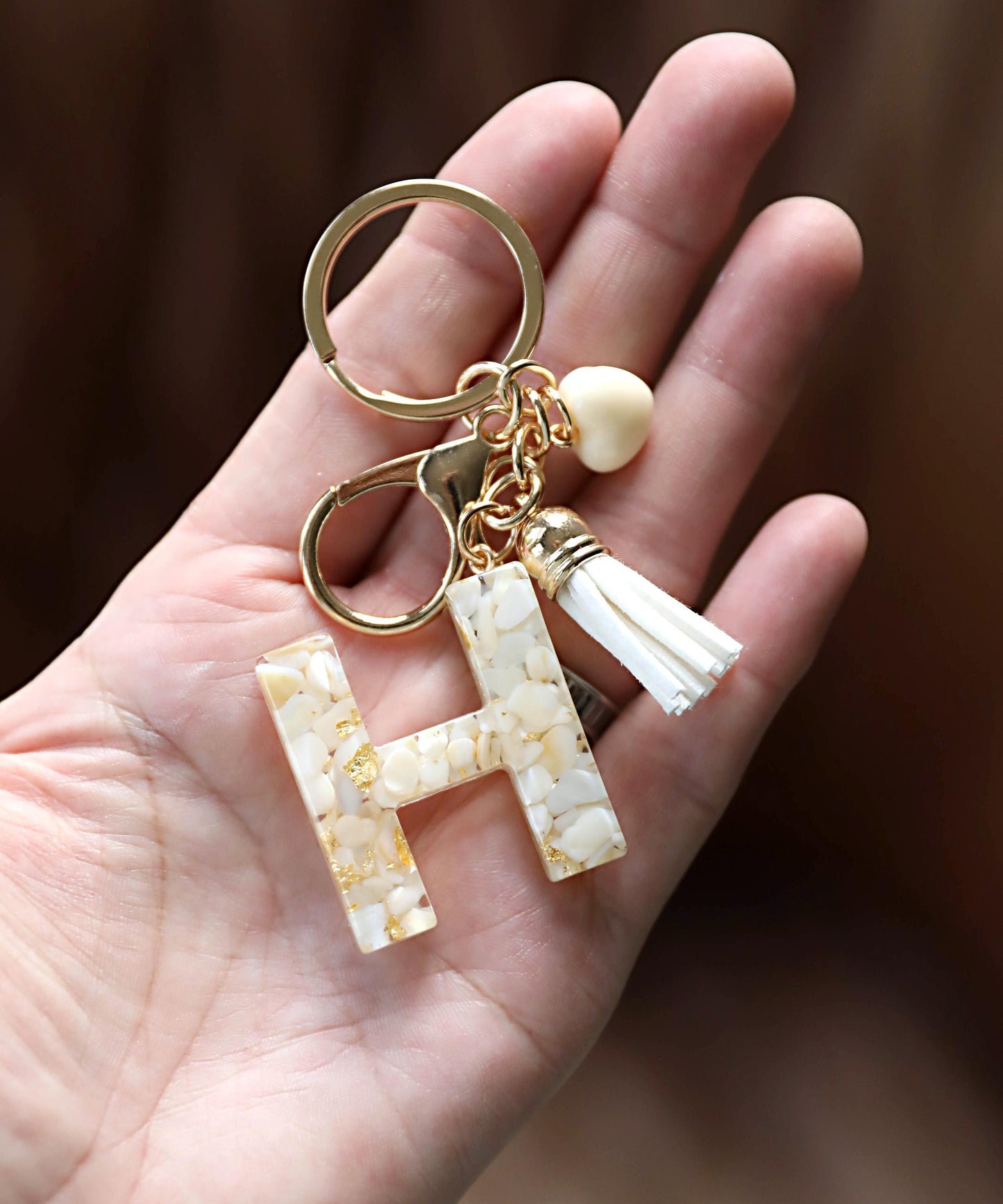 Personalized Cream Resin Keyrings with Shell Texture, Monogram Letters and Leather Tassel, Custom Bag Charm for Women’s Gift
